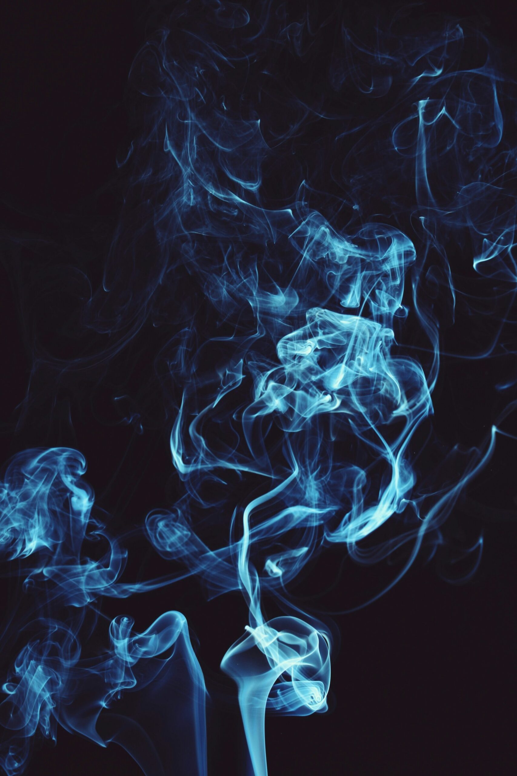 Blue smoke on a dark background – Smell Crusher crushes smoke smell